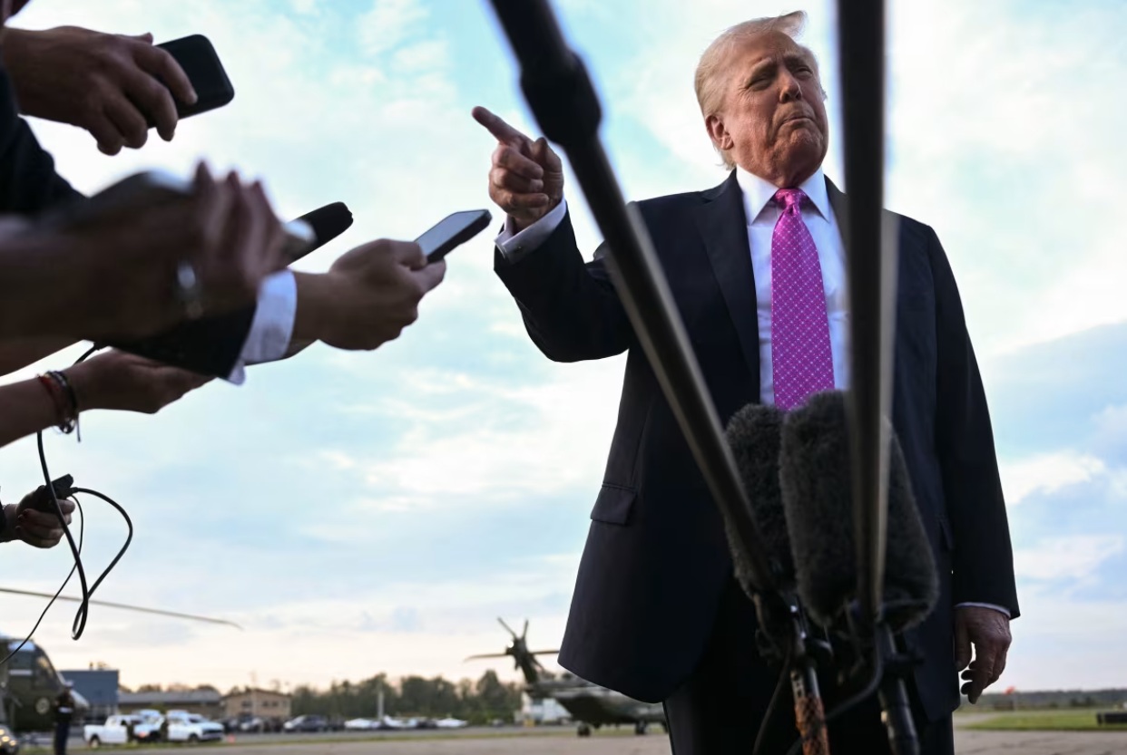 唐纳德·特朗普总统在新泽西州莫里斯敦登上空军一号之前向媒体发表讲话 唐纳德·特朗普总统在新泽西州莫里斯敦登上空军一号之前向媒体发表讲话