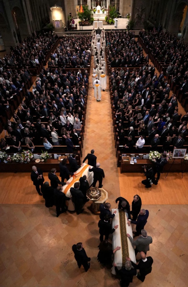 明尼苏达州众议员梅丽莎·霍特曼和她的丈夫马克·霍特曼的灵柩在明尼苏达州明尼阿波利斯市圣玛丽大教堂的过 ... 明尼苏达州众议员梅丽莎·霍特曼和她的丈夫马克·霍特曼的灵柩在明尼苏达州明尼阿波利斯市圣玛丽大教堂的过 ...