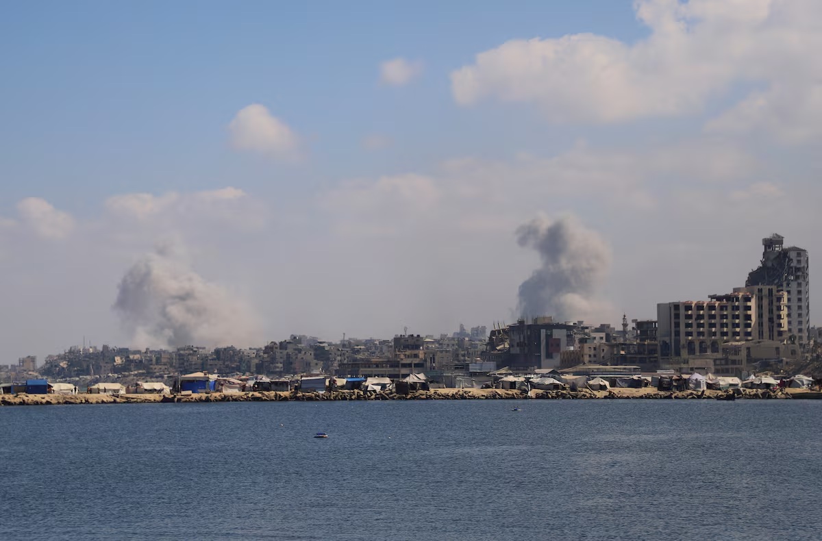 以色列在加沙城发动军事行动后，烟雾升起