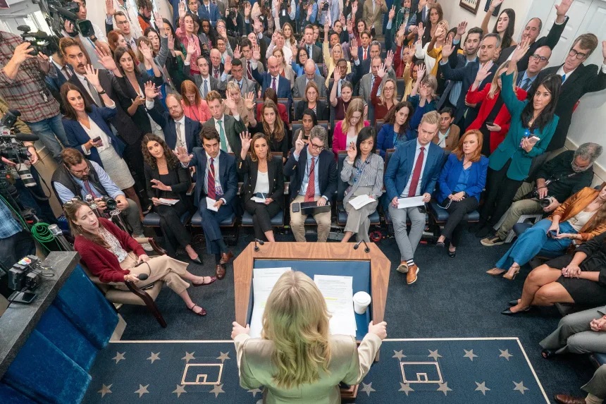 白宫新闻秘书卡罗琳·莱维特在白宫詹姆斯·布雷迪新闻发布室与记者交谈 白宫新闻秘书卡罗琳·莱维特在白宫詹姆斯·布雷迪新闻发布室与记者交谈