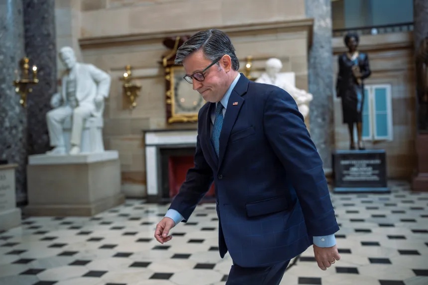 在政府关门的第三天,众议院议长迈克·约翰逊走过位于华盛顿特区国会大厦的雕像大厅 ... 在政府关门的第三天,众议院议长迈克·约翰逊走过位于华盛顿特区国会大厦的雕像大厅 ...